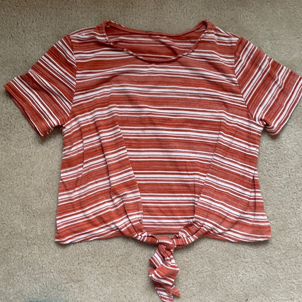 Super cute cropped tie front shirt